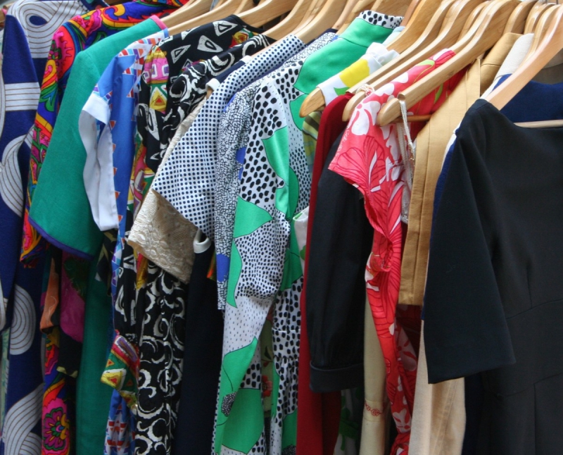association-LA SEYNE SUR MER-min_dresses_apparel_clothing_clothes_clothes_hangers_wooden_hangers_retail_shop_closet-1149845
